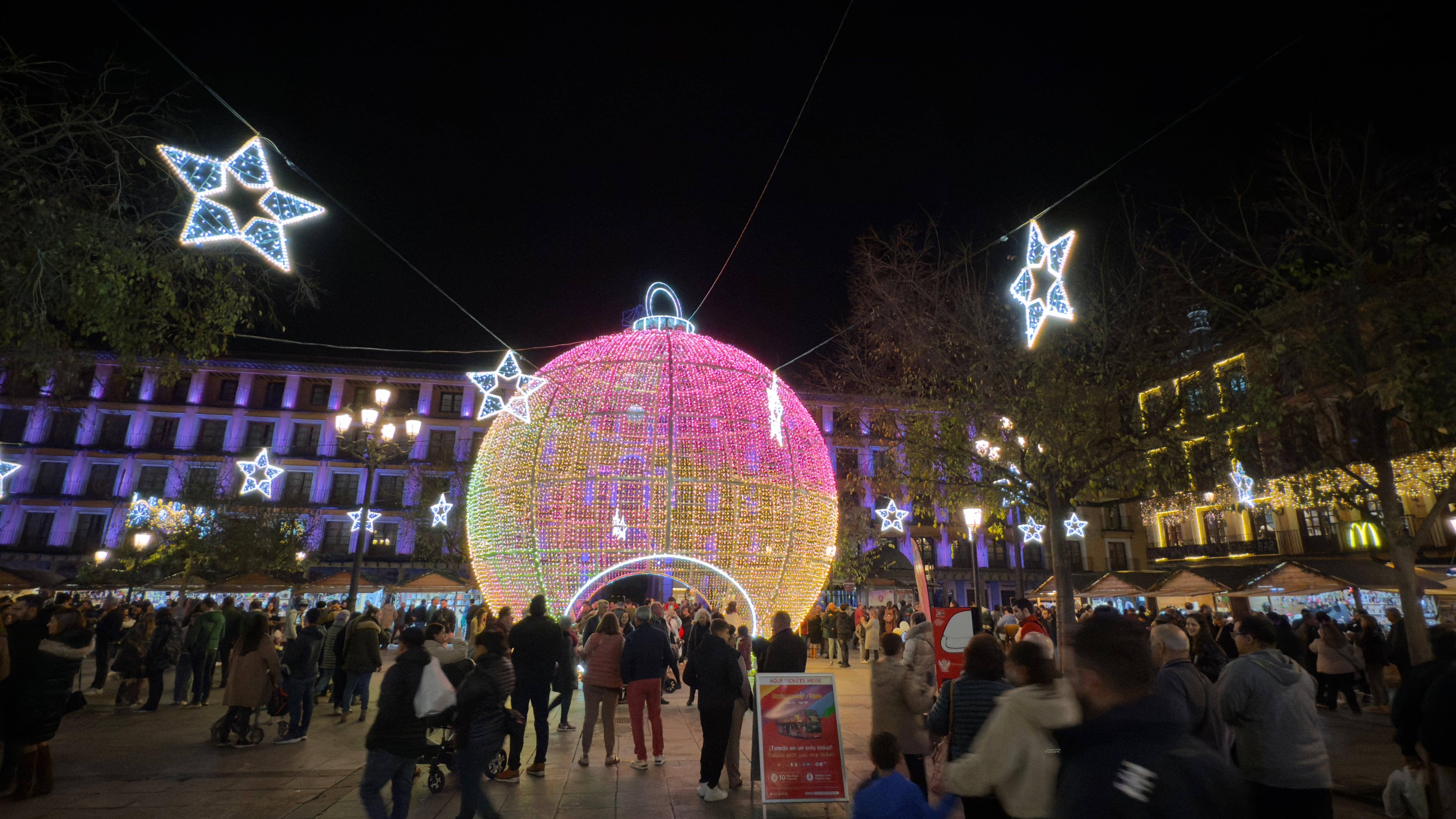 Imagen de la gran bola de Navidad de la Plaza de Zocodover de Toledo