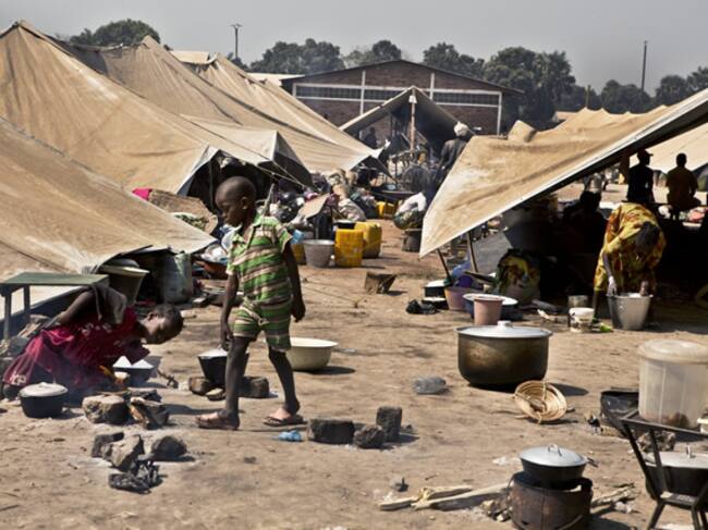Sólo unas decenas de familias han recibido material plástico para cubrirse. El resto se hace un techo con lo que puede