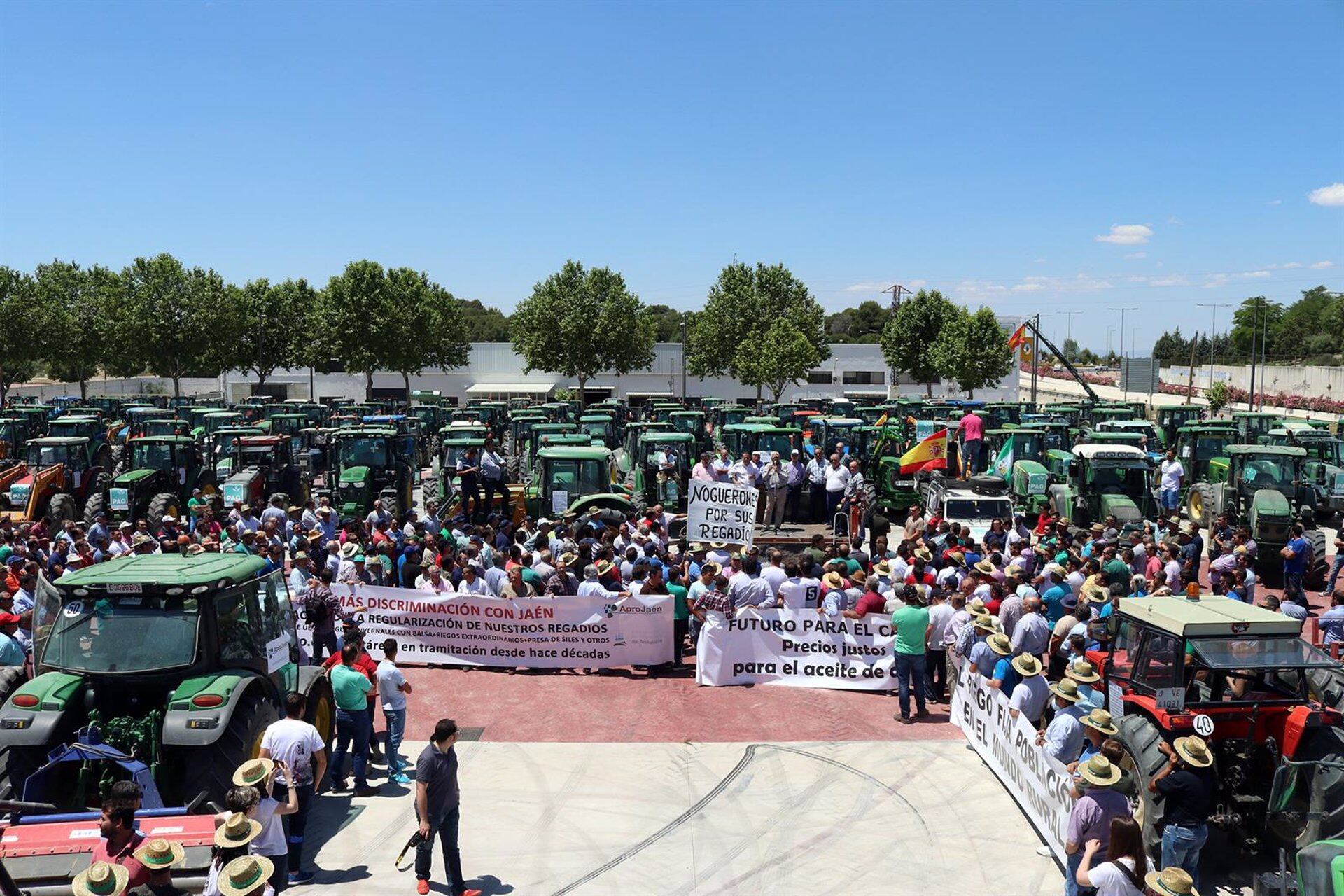 Una tractorada convocada por agricultores y ganaderos en la provincia de Jaén