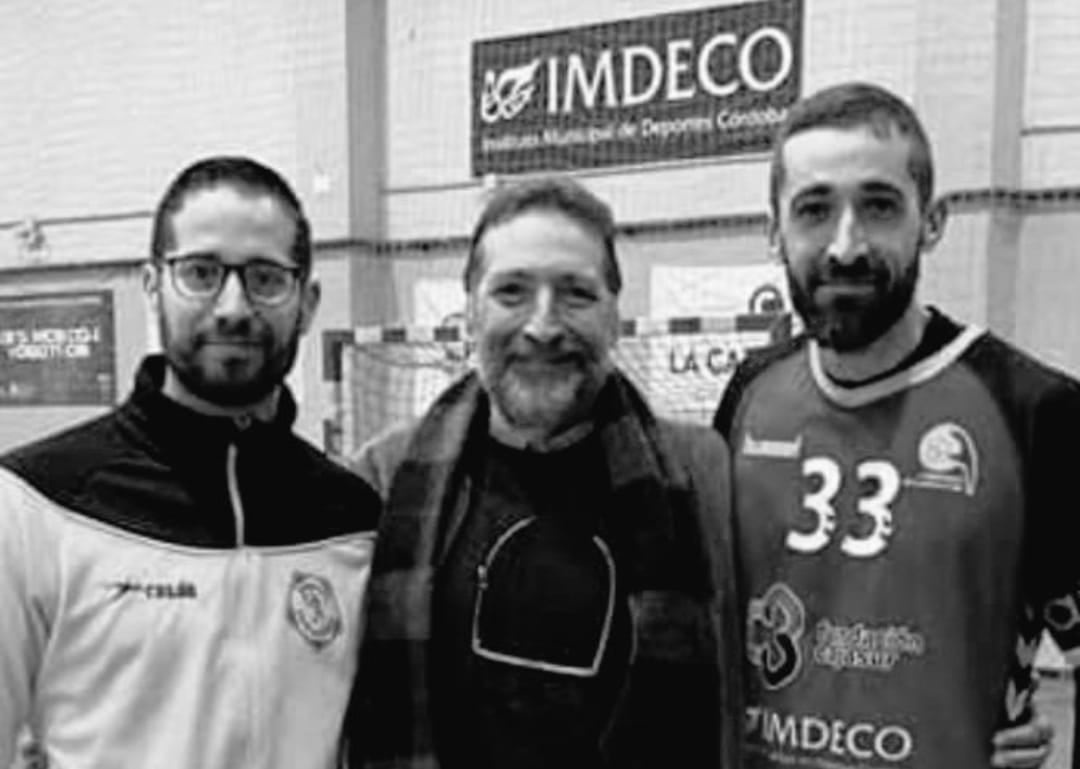 Juan Antonio Requena con sus hijos, dos grandes del balonmano almeriense.