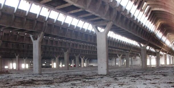 Antigua nave central de la fábrica Intelhorce de Málaga