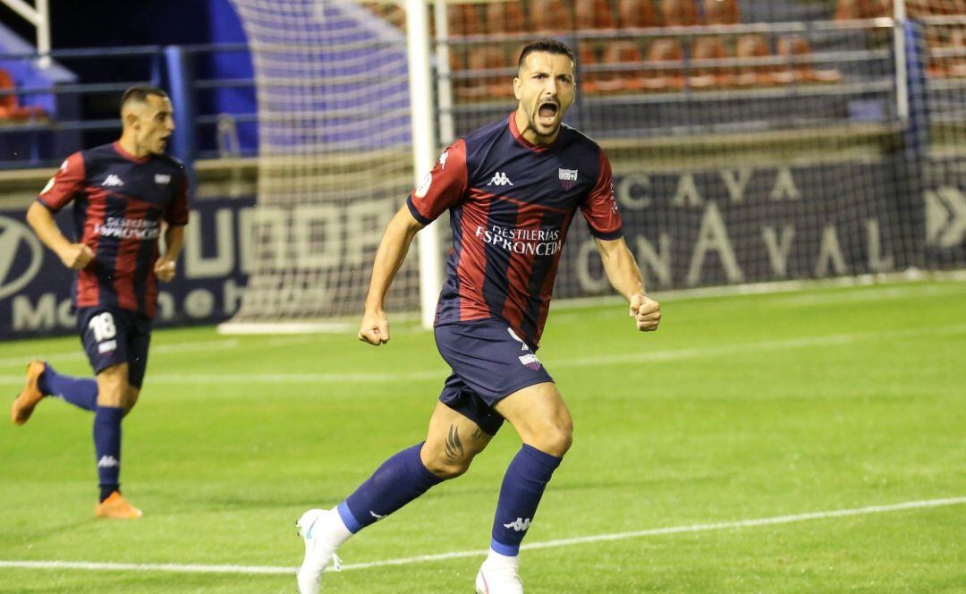 Rubén Mesa celebra un gol con el Extremadura