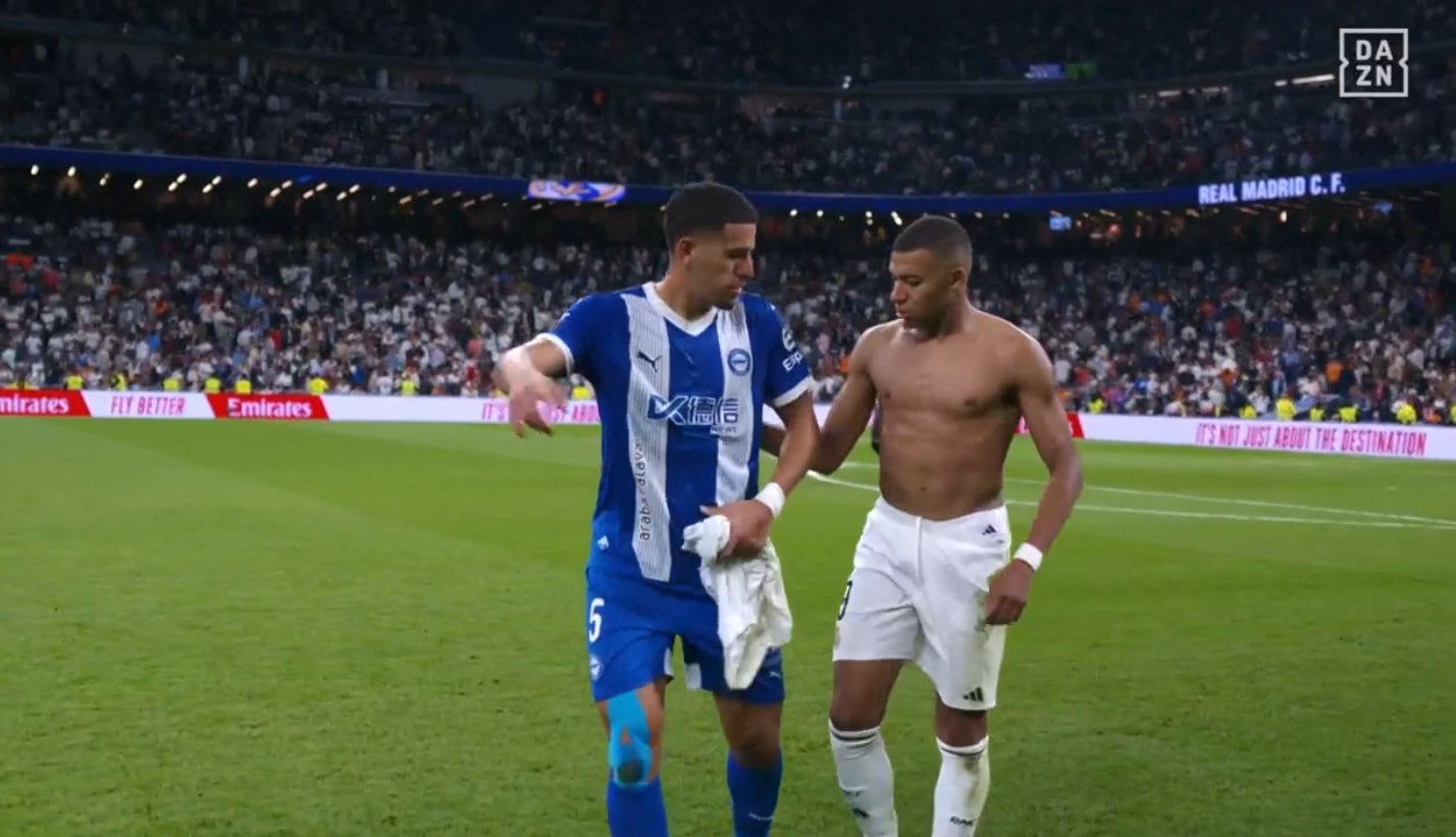 Abqar le pide la camiseta a Mbappé en el descanso del partido