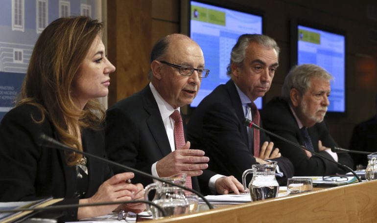 El ministro de Hacienda y Administraciones Públicas, Cristóbal Montoro (2i), junto a la secretaria de Estado de Presupuestos y Gastos, Marta Fernández Currás (i),  ha comparecido en rueda de prensa para explicar los datos de déficit público en España