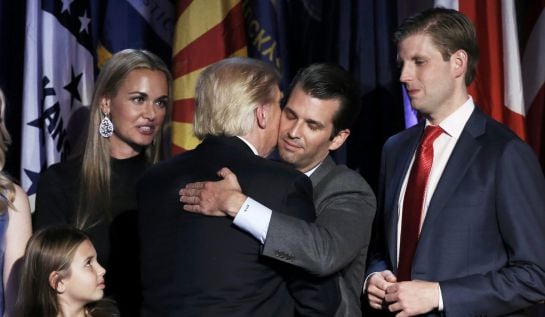 Donald Trump abraza a su hijo Donald Trump Jr.