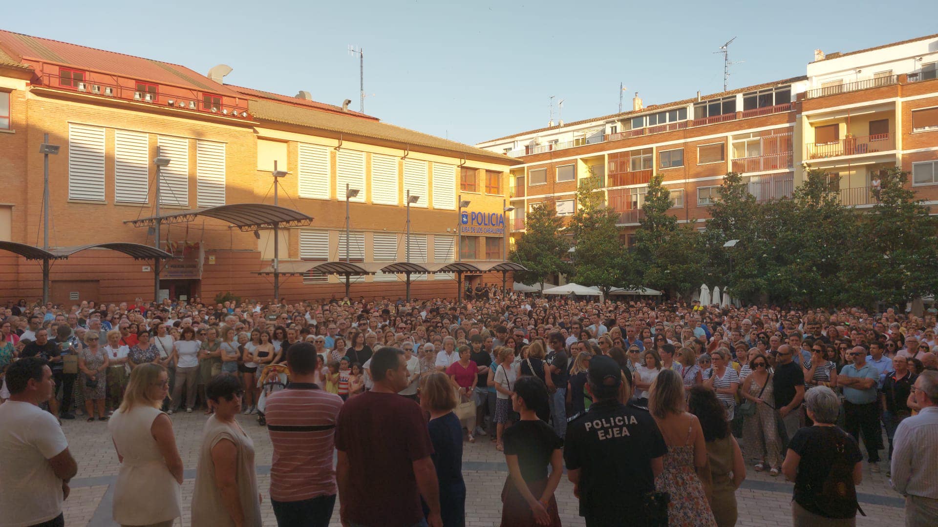 Minuto de silencio en Ejea por la muerte de Susana