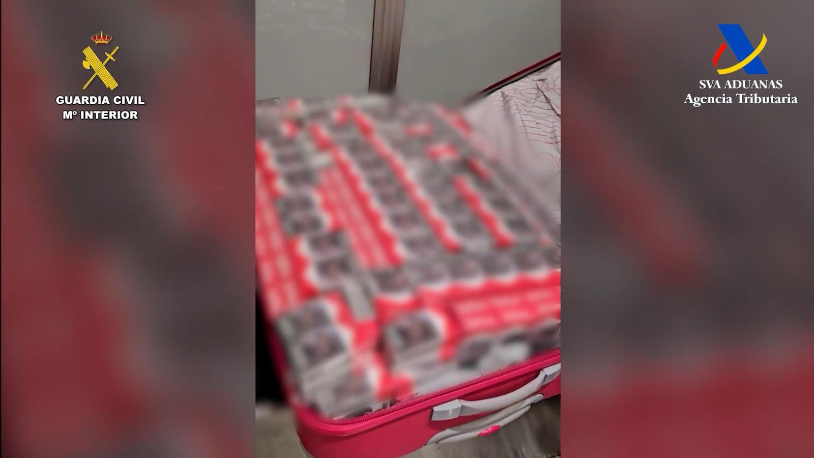 Una de las maletas intervenidas en el aeropuerto de Loiu, repleta de cajetillas de tabaco sin declarar, valoradas en más de 15.000 euros.