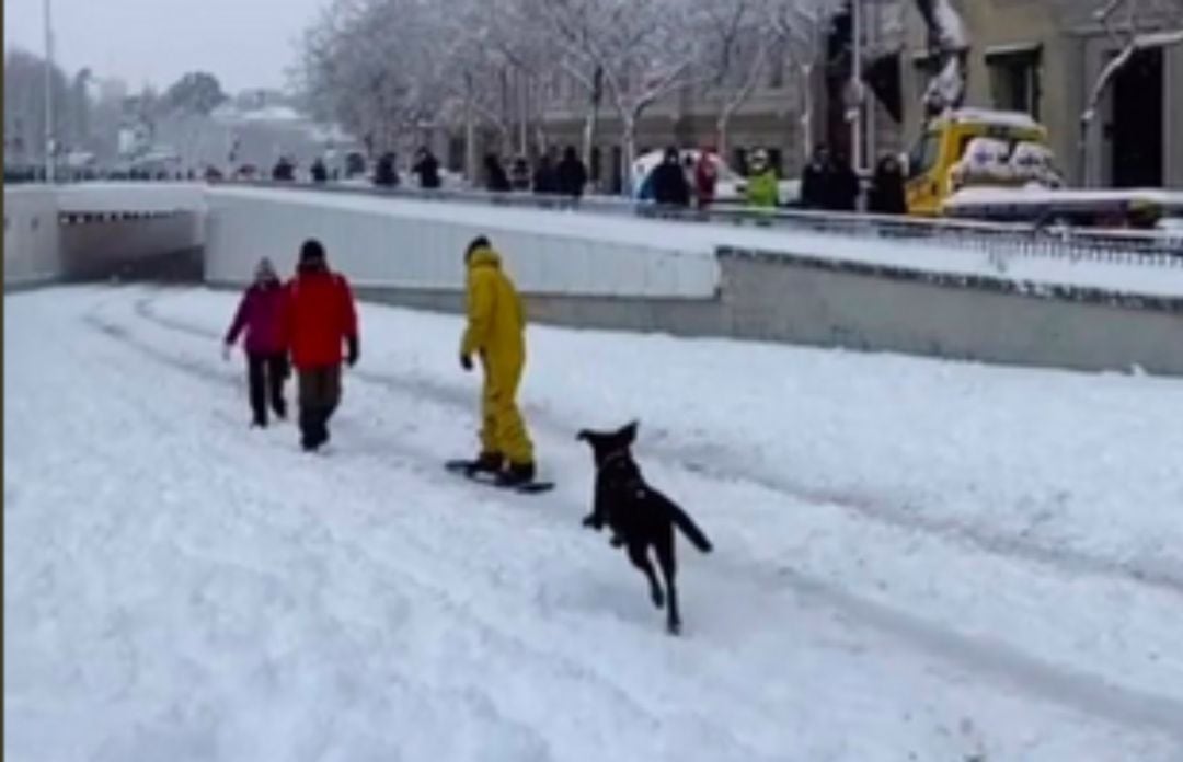 Imagen de Jairo Alonso haciendo &#039;snow&#039; por las calles de Madrid