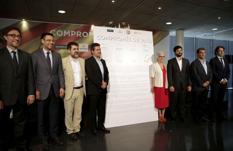 GRA169. BARCELONA, 16/07/2015.- Los candidatos a la presidencia del FC Barcelona, Agustí Benedito (i), Jordi Bartomeu (2i), Joan Laporta (2d) y Toni Freixa (d), junto al presidente de la ANC, Jordi Sánchez (3i), el presidente de la Plataforma Proselecciones Deportivas catalanas, Xavier Vinyals (4i), la presidenta de Omnioum Cultural, Muriel Casals (4d), y el presidente de la Unión de Federaciones Deportivas Catalanas, Gerard Esteva (3d), posan tras formalizar su firma en el Compromiso de País, un documento por el que se comprometen, entre otras cosas, a apoyar la independencia de Cataluña y la creación de federaciones deportivas catalanas. EFE/Alberto Estévez
