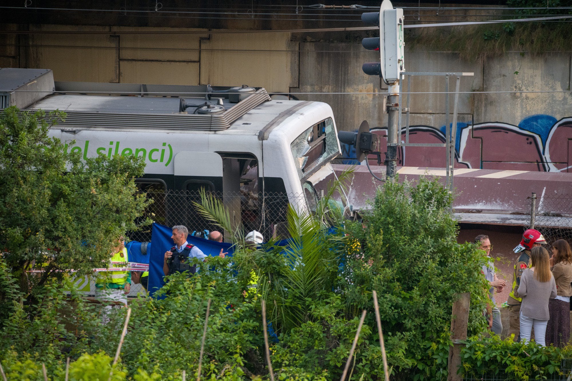 Accidente entre un tren de mercancías y un tren de pasajeros en una estación de Ferrocarrils de la Generalitat de Catalunya, a 16 de mayo de 2022, en Sant Boi, Barcelona, Cataluña.