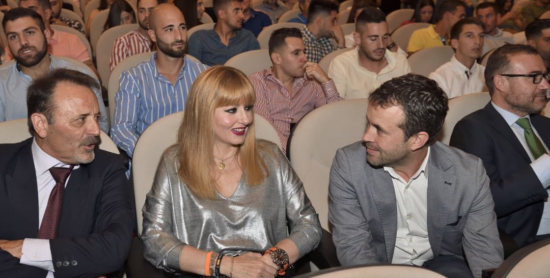 María Cantos en el centro con el alcalde, Julio Millán.