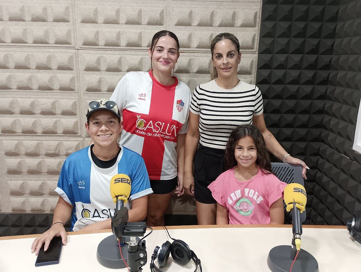 Vanesa Pulido posa con Marina Oliva y Gabriela Aguilera / Radio Morón