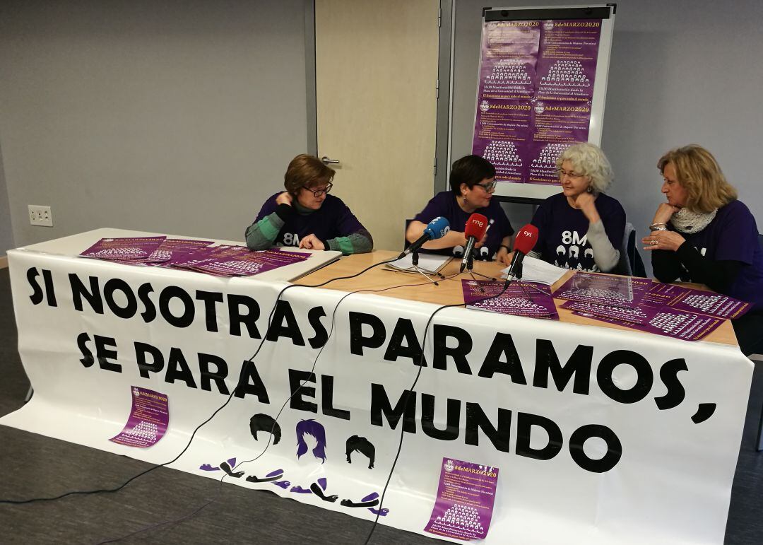 Componentes de la Asamblea feminista 8M de Segovia durante su comparecencia ante los medios