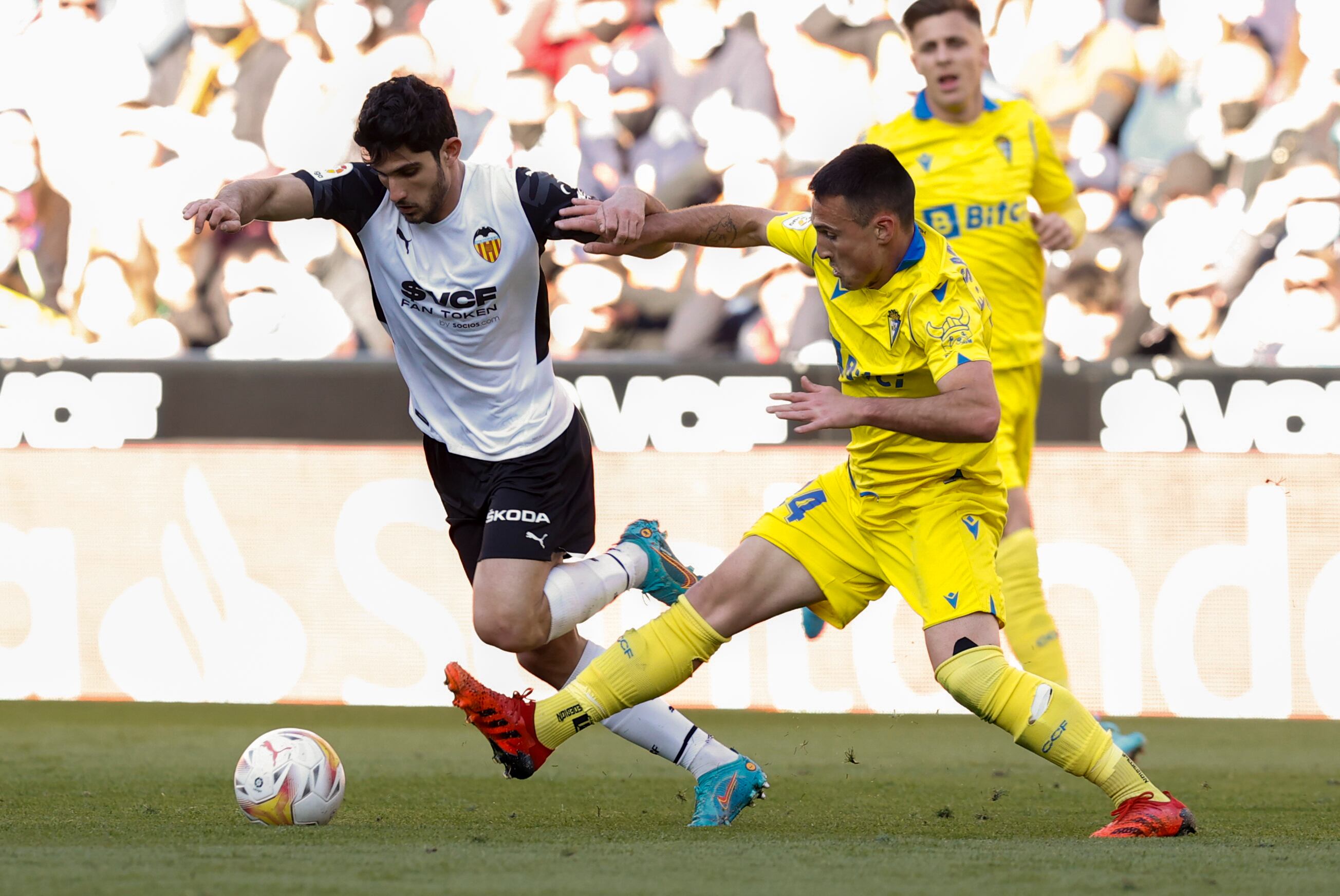 VALENCIA, 03/04/2022.- El delantero portugués del Valencia CF Gonçalo Guedes (i) intenta escaparse de Federico San Emeterio, del Cádiz CF, durante el partido de la jornada 30 de Liga en Primera División que se disputa hoy domingo en el estadio de Mestalla, en Valencia.