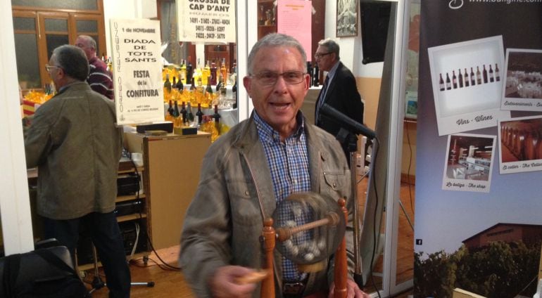 Pere Domènech, l&#039;encarregat de cantar els números premiats de la rifa. 