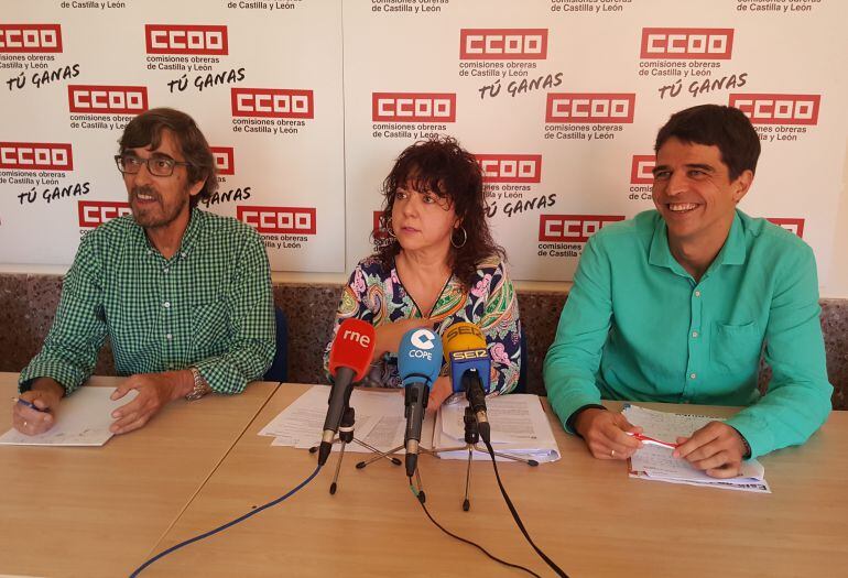 Luis González (i), Montserrat de Val (c) y Juan Gascón (d)