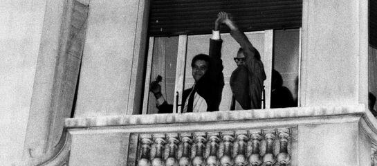 Felipe González y Alfonso Guerra saludan desde el balcón del hotel Palace tras el trinunfo electoral del PSOE en 1982.