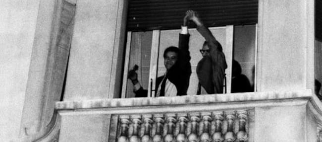 Felipe González y Alfonso Guerra saludan desde el balcón del hotel Palace tras el trinunfo electoral del PSOE en 1982.
