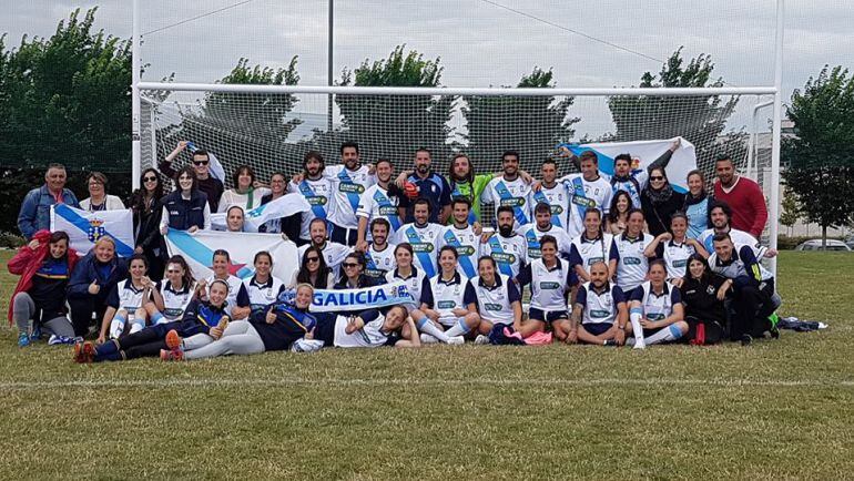 Jugadoras, jugadores de las selecciones gallegas de fútbol gaélico, que participan en el mundial de Dublín