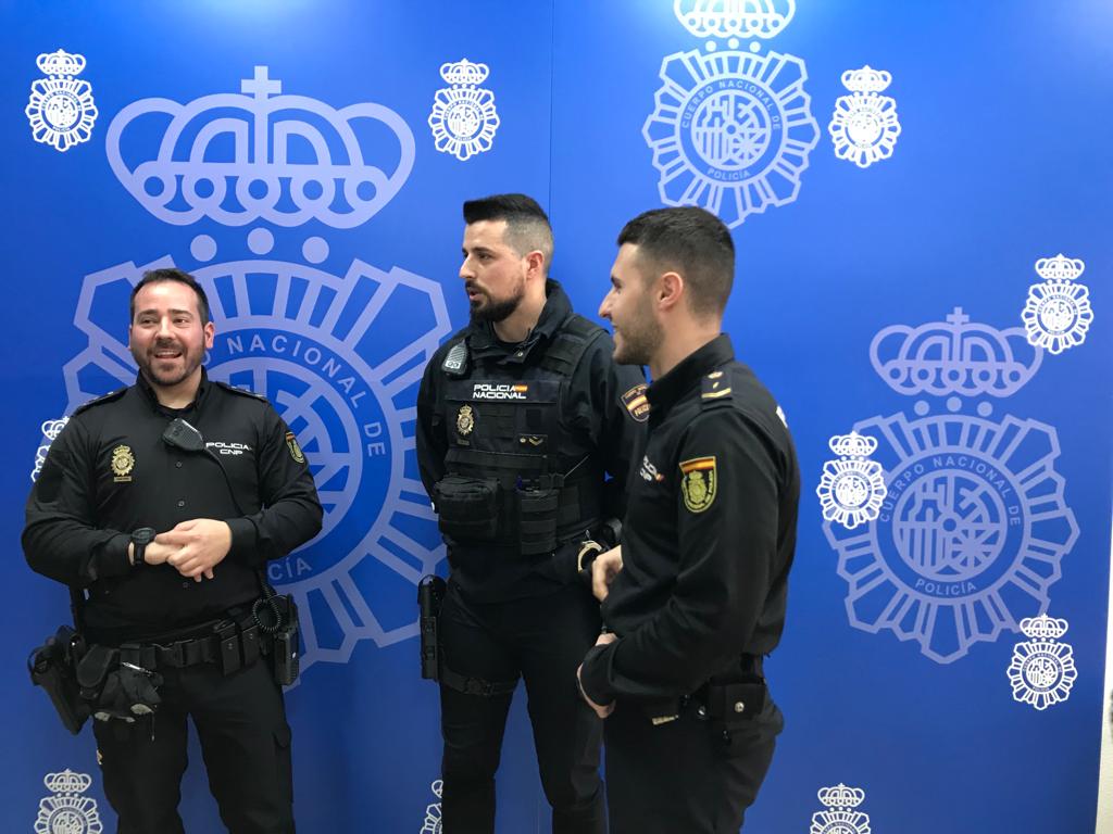 Tres de los cinco agentes que han intervenido en la liberación de la víctima