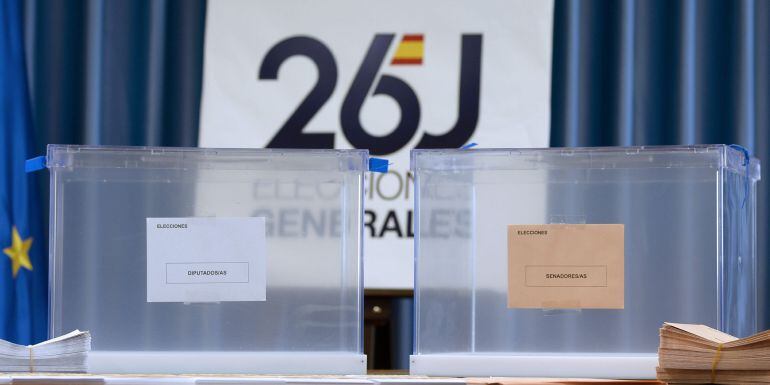 Detalle de las urnas que se usarán en las elecciones generales del próximo 26 de junio en las que los españoles elegirán a sus representantes en el Congreso y el Senado