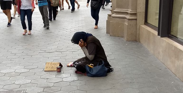 Una captaire al Passeig de Gràcia de Barcelona