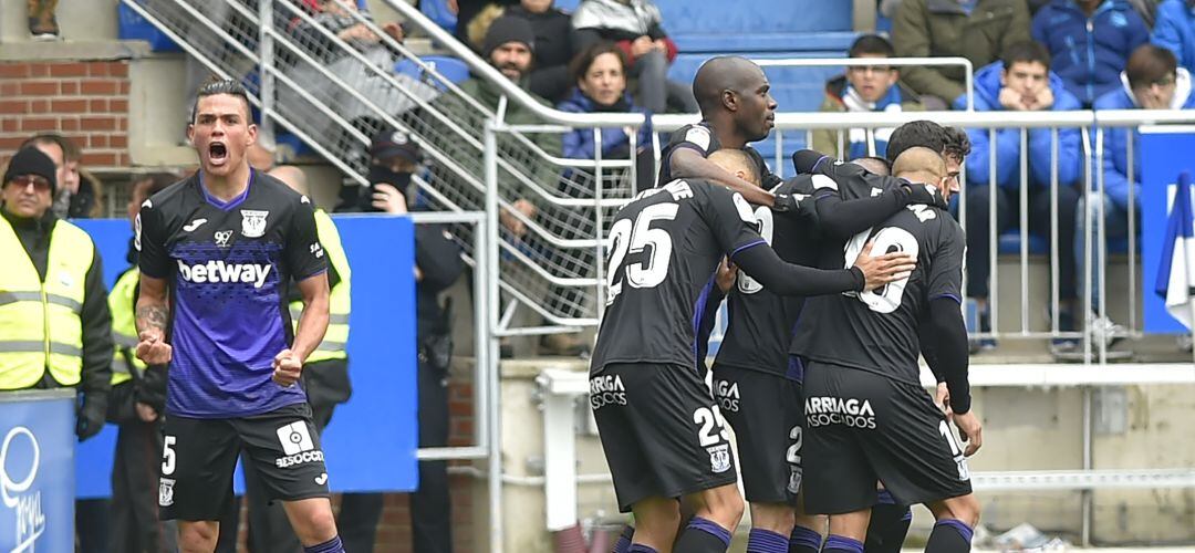 Jonathan Silva (i) celebra su gol en Mendizorroza esta temporada.