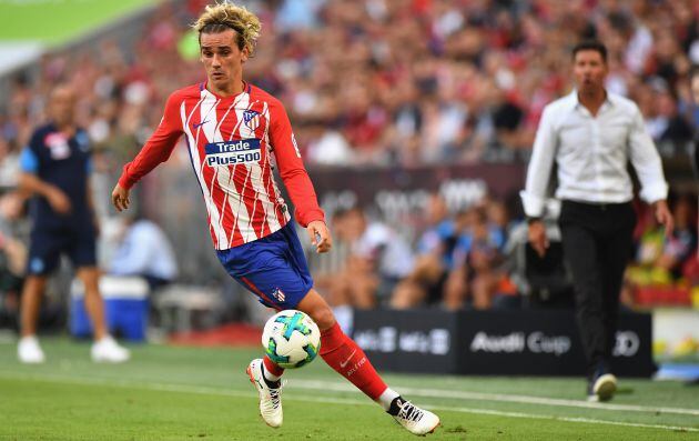 Griezmann guía el balón ante el Nápoles