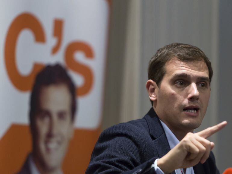 GRA139. ÁVILA, 01/11/2015.- El líder de Ciudadanos, Albert Rivera, durante la rueda de prensa posterior a la reunión de la Comisión Ejecutiva Nacional del partido que ha presido hoy en Ávila. EFE/RAÚL SANCHIDRIÁN