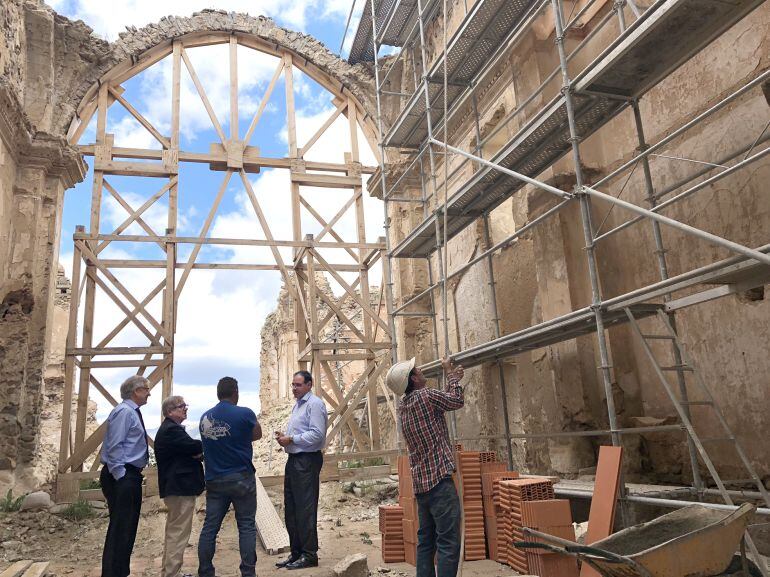 Benjamín Prieto visita las obras de la Iglesia de San Bartolomé de Moya