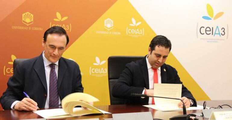 El rector de la Universidad de Córdoba, José Carlos Gómez Villamandos, y el alcalde de Alcalá la Real, Carlos Antonio Hinojosa Hidalgo firman el convenio en el Rectorado del centro educativo.