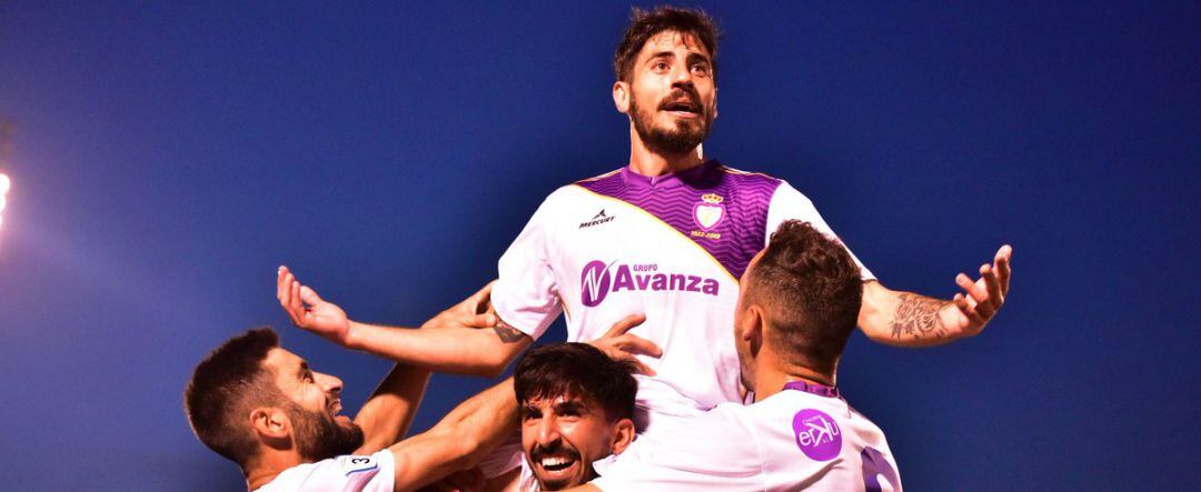 Los jugadores del Real Jaén celebran el primer gol ante el San Pedro, obra de Juanma Espinosa.