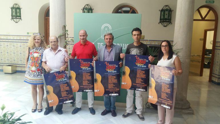 Todos los participantes en la presentación, representantes de la JUnta, Ayuntamiento, Peña Flamenca y presentador