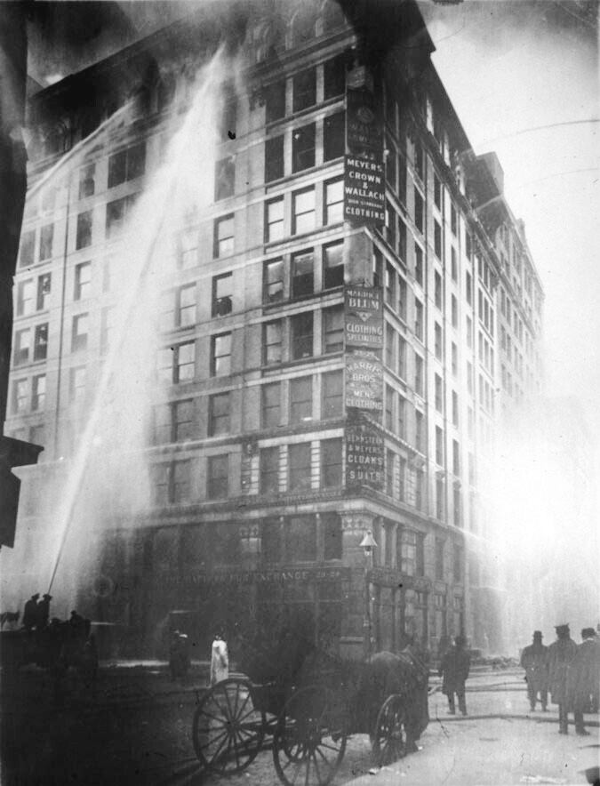 Incendi a la fàbrica Triangle Shirtwaist de Nova York, el 25 de març de 1911. Van morir 146 dones i 71 van resultar ferides. La gravetat del desastre va fer que es modifiqués la legislació laboral als Estats Units.