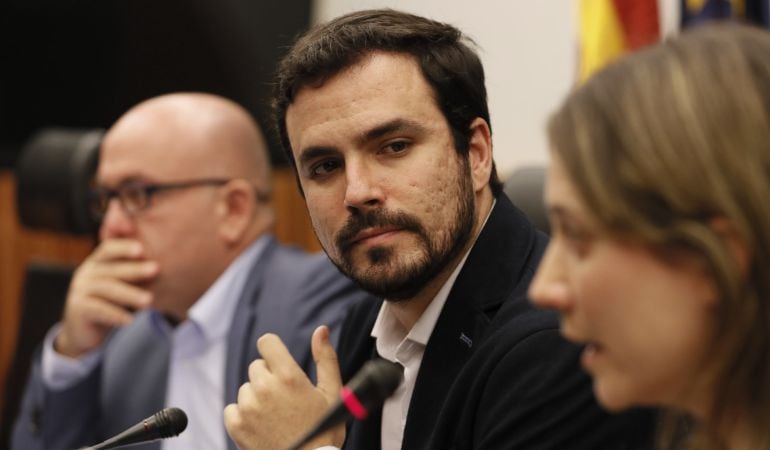 El portavoz de Unidad Popular Izquierda Unida en el Congreso de los Diputados, Alberto Garzón, junto a la eurodiputada Marina Albiol y el abogado Gonzalo Boyé, durante la rueda de prensa en la que ha anunciado que Izquierda Unida presentará una querella c