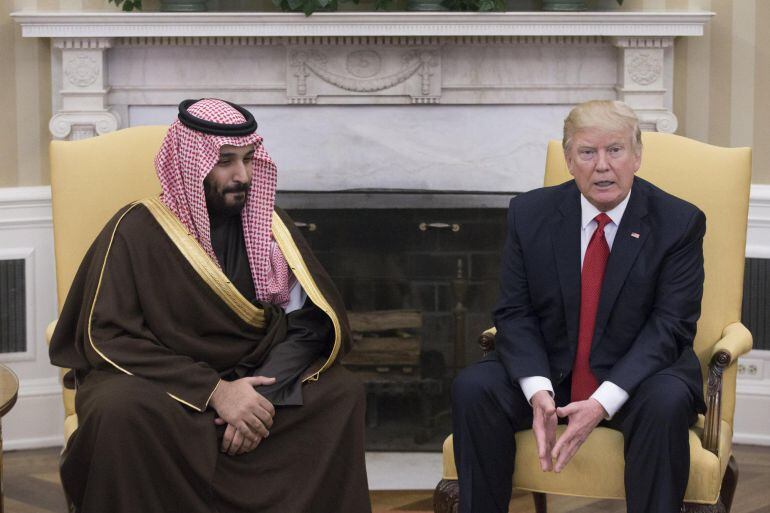  El presidente de Estados Unidos junto al principe heredero y ministro de defensa de Arabia Saudí durnate la reunion que mantuvieron en la Casa Blanca