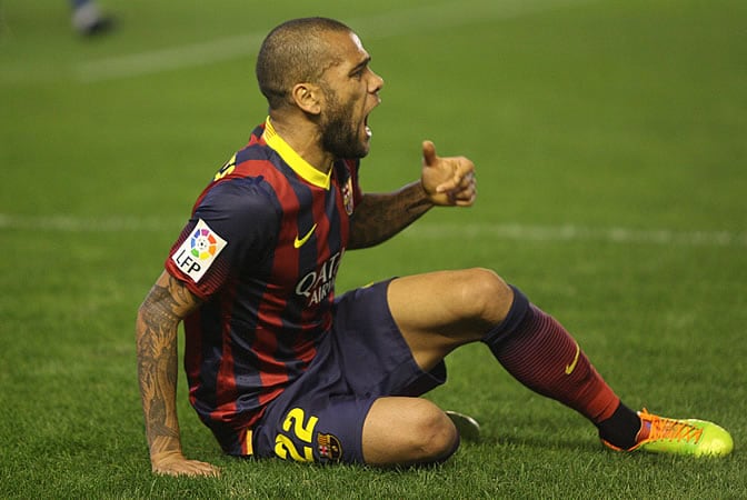 Alves se duele en el terreno de juego