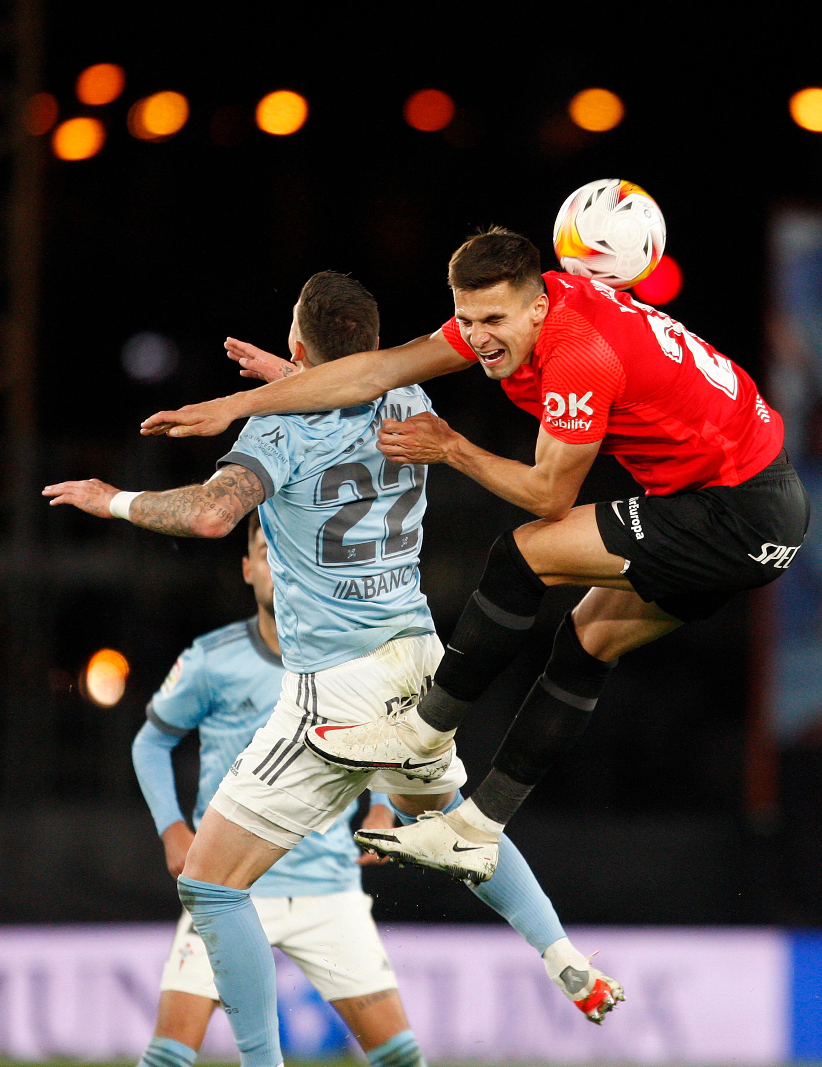 VIGO, 06/03/2022.- El delantero del Celta de Vigo Santi Mina (i) lucha con el eslovaco Martin Valjent, del RCD Mallorca, durante el partido de la jornada 27 de Liga en Primera División que Celta de Vigo y RCD Mallorca juegan este domingo en el estadio de Balaídos, en Vigo. EFE / Salvador Sas