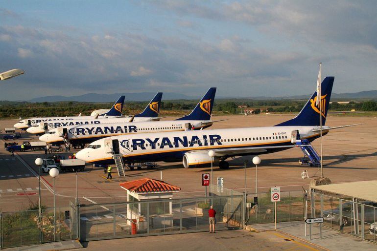 Avions de Ryanair aparcats a Girona.