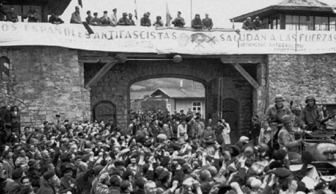 Imagen de la liberación de Mauthausen con la pancarta colgada por los republicanos españoles