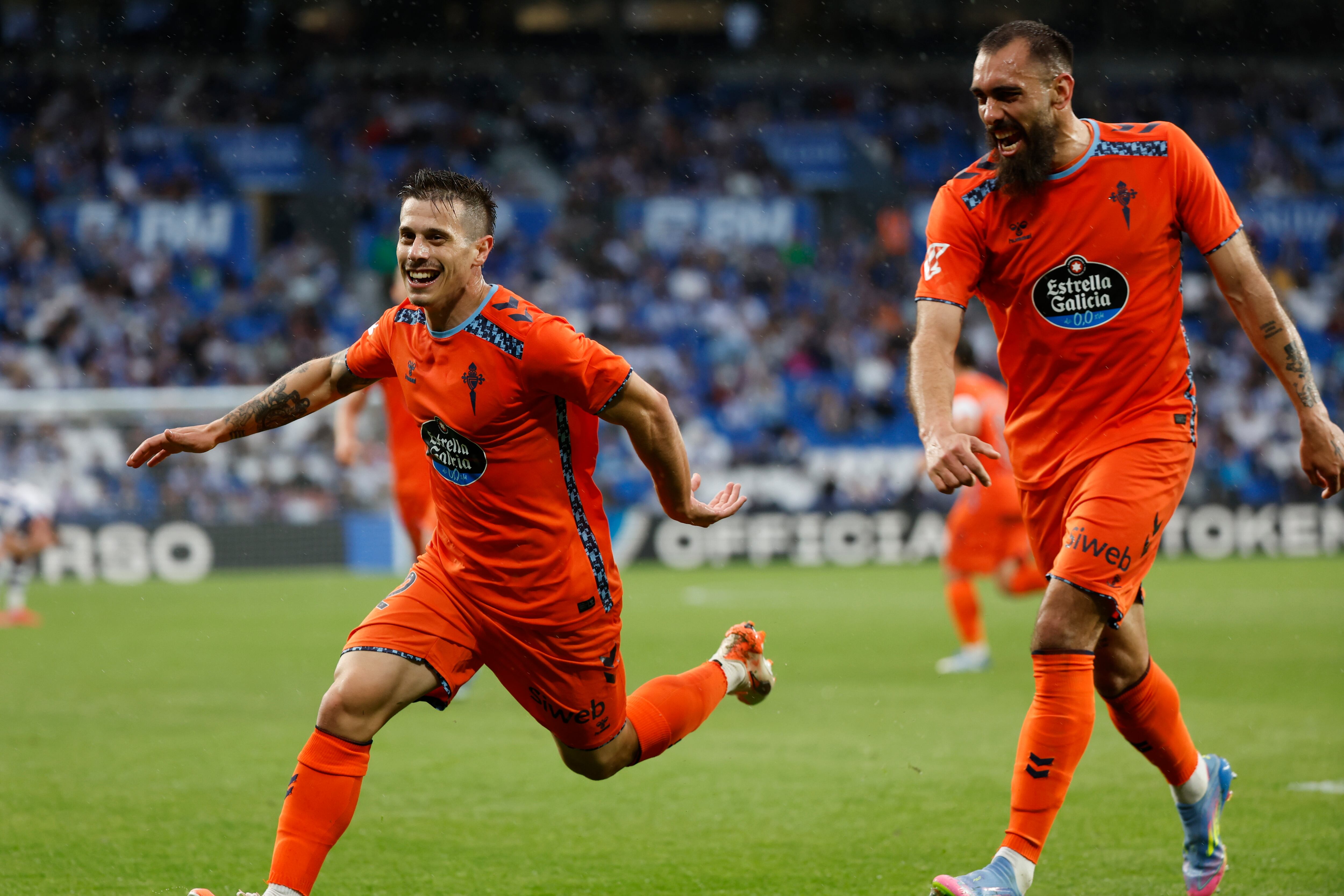 SAN SEBASTIÁN, 13/05/2025.- El delantero del Celta Alfon González (i) celebra tras marcar ante la Real, durante el partido de la jornada 36 de LaLiga EA Sports que Real Sociedad y Celta de Vigo disputan este martes en el estadio Reale Arena, en San Sebastián. EFE/Juan Herrero