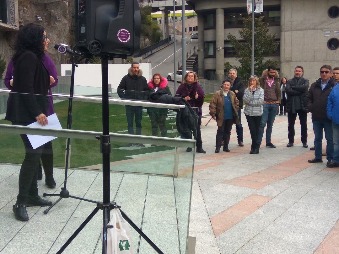 Lectura del manifest d'AFd'A durant la concentració d'aquest divendres al migdia amb motiu del Dia de les dones.