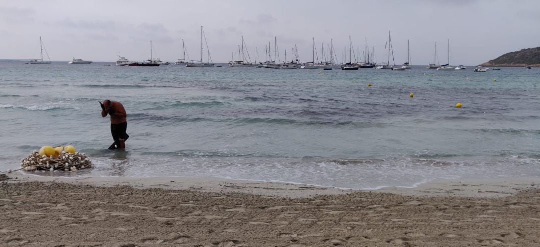 Barcos fondeados en la playa de Ses Salines