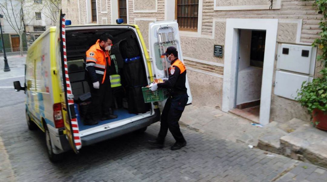 Voluntarios en labores de reparto en Caravaca