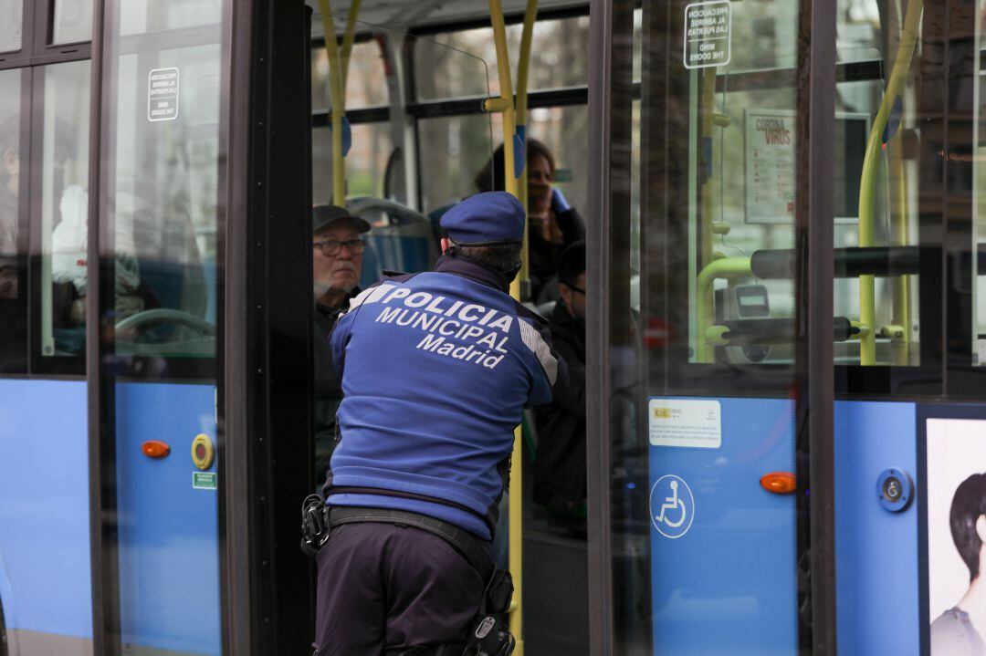 Un agente de la Policía Municipal inspecciona el interior de un autobús para comprobar que se respeta el espacio de seguridad
