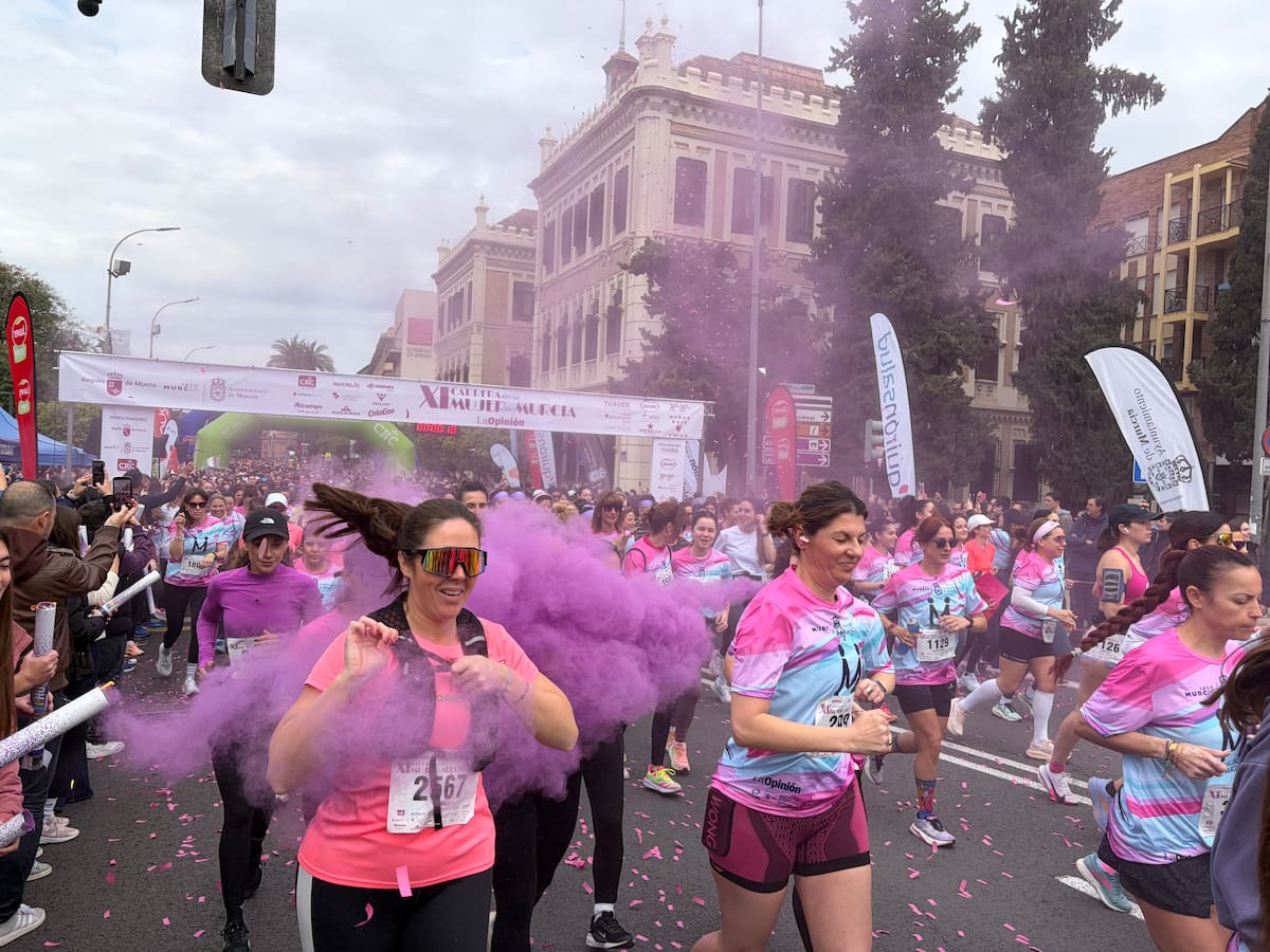 Más de 5.000 mujeres recorren las calles de Murcia por la igualdad en la Carrera de la Mujer