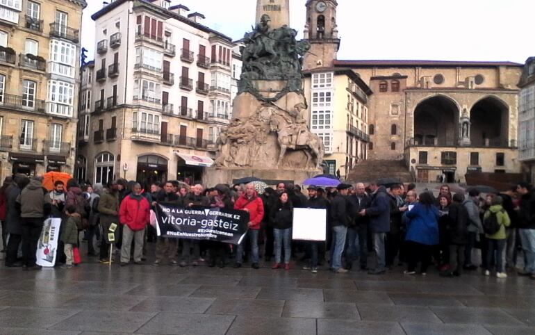 Decenas de personas se han concentrado en la Virgen Blanca de Vitoria