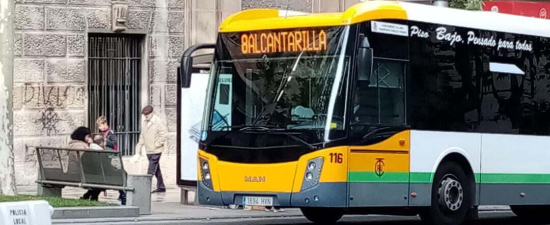 Autobús urbano circulando por las calles de la capital.