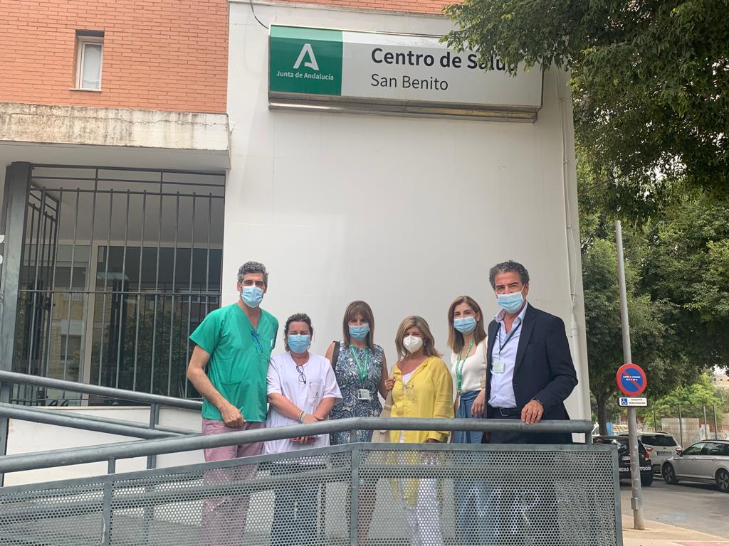 La delegada territorial de Salud y Familias, Isabel Paredes, y el gerente del Área de Gestión Sanitaria de Jerez, Costa Noroeste y Sierra, Miguel Ángel Ortiz