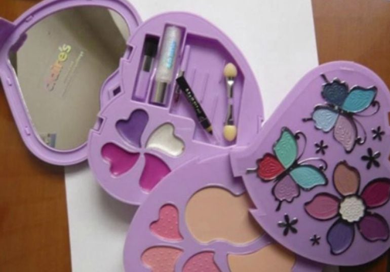 Kit de maquillaje retirado.